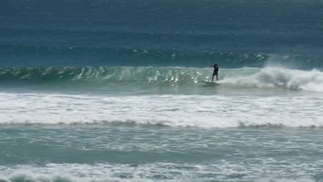 weiten-Blick-über-ein-Kirra-Surfer-auf-ihre-Rückhand