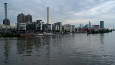 schöne-Aussicht-auf-die-Stadt-Frankfurt-Am-Main-mit-Fluss-und-Häuser