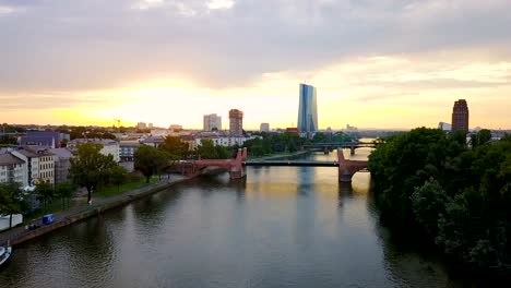 Luftaufnahme-der-Stadt-Frankfurt-mit-Fluss-und-Wolkenkratzer-bei-Sonnenaufgang