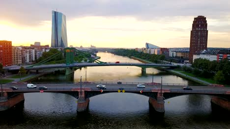 Luftaufnahme-der-Stadt-Frankfurt-mit-Fluss-und-Wolkenkratzer-bei-Sonnenaufgang