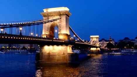 El-húngaro-puente-de-cadena-en-la-noche