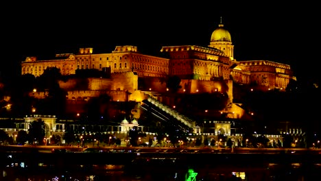 Budaer-Burg-in-Budapest-bei-Nacht