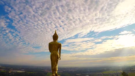 Zeitraffer:-Stehende-Buddha-Statue-im-Wat-Phra-Khao-Noi-Tempel,-Nord-Thailand