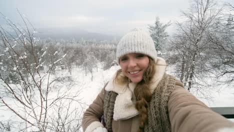 Schöne-Frau-erzählen-über-Winter-Natur-im-Nationalpark