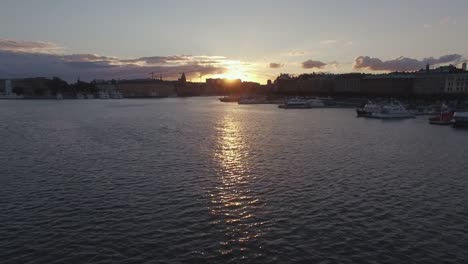 Blick-auf-Stockholm-Stadt-bei-Sonnenuntergang