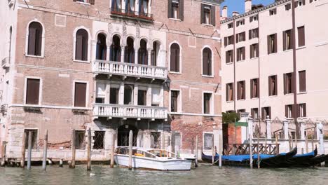 Gebäude-in-der-Nähe-des-Canal-Grande-in-Venedig