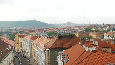 junge-blonde-Frau-nimmt-Fotos-von-Panorama-der-Stadt-von-modernen-Smartphone-an-tagsüber