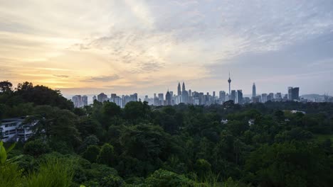 4-k-UHD-Zeitraffer-des-dramatischen-Sonnenaufgang-über-Kuala-Lumpur