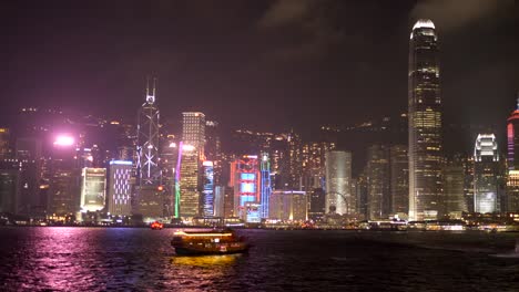 Nachtansicht-des-IFC-Gebäudes-und-eine-Kreuzfahrt-Fähre-Victoria-Harbour-in-Hongkong