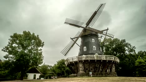 Antiguo-molino-de-viento-en-el-lapso-de-tiempo-de-Suecia