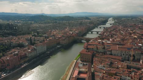 Vista-aérea-del-río-de-Arno-de-Florencia,-el-Ponte-Vecchio-viejo-puente,-4K