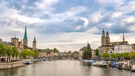 Lapso-de-tiempo-de-Suiza-Zurich-4K,-timelapse-del-skyline-de-ciudad-en-el-río-Limmat-con-iglesia-de-Fraumunster-y-Grossmunster