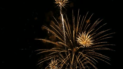 Fuegos-artificiales-de-celebración-de-año-nuevo-material-de-archivo