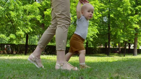 Curioso-bebé-aprender-a-caminar-en-el-Parque