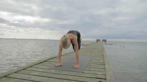 Mädchen-machen-Yoga-Pose-auf-Brücke
