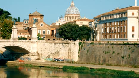 tiro-de-seguimiento-desde-el-puente-de-Castel-Sant\'Angelo-hacia-la-cúpula-del-Vaticano,-Roma