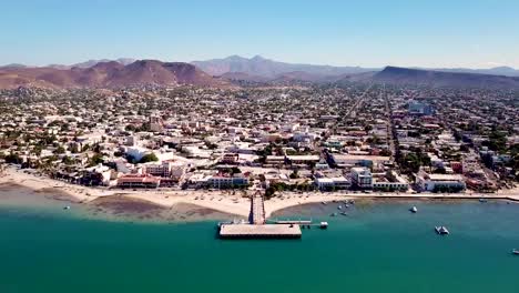 La-Paz-México-abejón-aéreo-4K-alta-y-amplia-sobre-muelle-en-El-Malecón