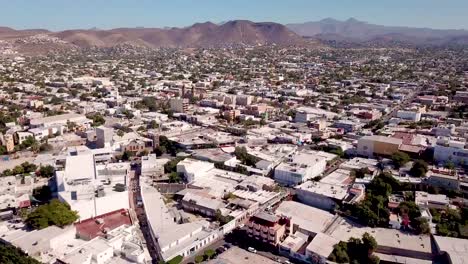 La-Paz-Mexico-Drohne-Antenne-4K-El-Malecon-langsame-Schwimmer-und-Pan-über-Stadt-und-Wasser-und-Strand