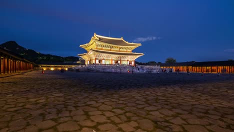 Hyper-lapse-of-tourists-swarming-through-Gyeongbokgung-Palace-in-Seoul-City,-South-Korea