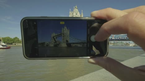 Touristen-fotografieren-Tower-Bridge-mit-einem-smartphone