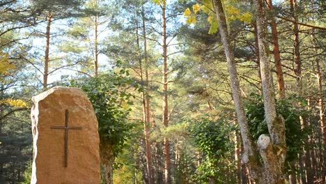 Antiguo-monumento-de-piedra-en-el-monasterio-con-la-imagen-de-la-Cruz