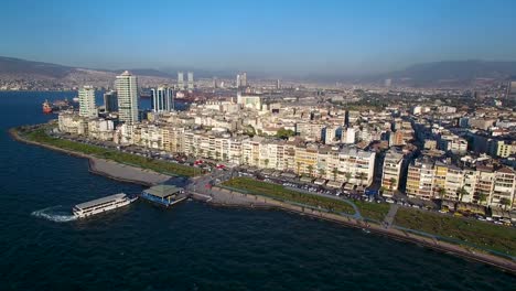 Fährverbindungen-in-Izmir,-Meerblick