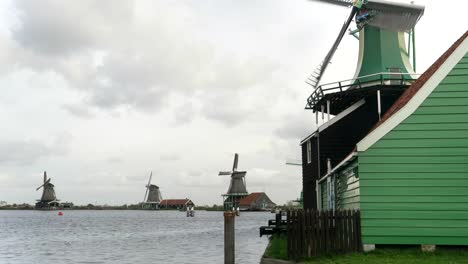 Nahaufnahme-von-einem-grünen-Windmühle-am-Zaanse-Schans-in-der-Nähe-von-amsterdam
