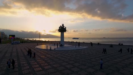 Izmir-Plaza-abejón,-Plaza-de-la-ciudad-por-de-drone,-puesta-de-sol