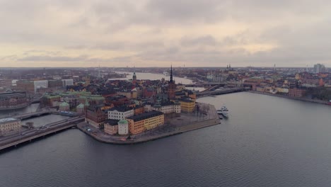 Flug-über-die-Stadt-Stockholm.-Luftbild-der-Altstadt-und-Riddarholmen-die-Skyline-der-Stadt.-Drohne-Schuss-zufliegen-historische-Gebäude-auf-einer-Insel-mitten-in-Stockholm,-Schweden