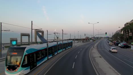 imagen-de-la-carretera-y-el-tráfico-al-atardecer