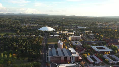 Vista-aérea-drone-de-un-pequeño-pueblo-montañoso,-Flagstaff-mountain,-Arizona,-Estados-Unidos