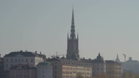 Der-Turm-des-Schlosses-Aufbau-der-Seite-des-Meeres-in-Stockholm-Schweden