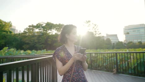 Chica-busca-en-smartphone