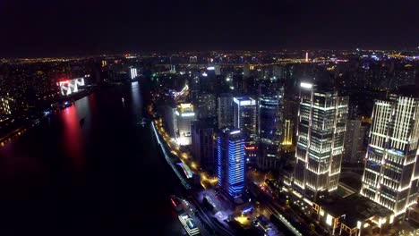 Luftaufnahme-des-Schiffes-läuft-am-Huangpu-River-bei-Nacht/Shanghai,-China