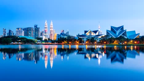 Día-a-noche-Kuala-Lumpur-Cityscape-de-Malasia-4K-Time-Lapse-(inclinación-hacia-abajo)