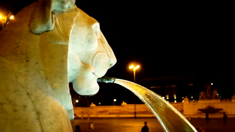 disparo-nocturno-de-un-detalle-del-León-que-escupe-agua-de-su-boca-en-una-de-las-plazas-más-hermosas-de-Roma,-Piazza-del-Popolo