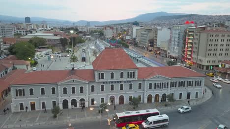 Estación-de-tren-de-vehículos-y-personas-pasando-por-Izmir