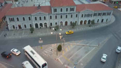 Estación-de-tren-de-vehículos-y-personas-pasando-por-Izmir