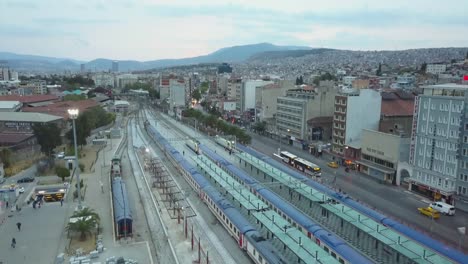 Estación-de-tren-de-vehículos-y-personas-pasando-por-Izmir