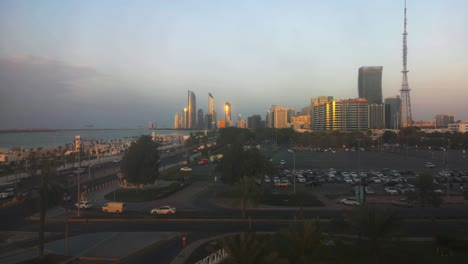 Schöne-Aussicht-auf-die-Skyline-von-Abu-Dhabi-und-Corniche-street-bei-Sonnenuntergang