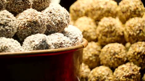 The-rice-crispies-chocolate-balls-on-the-plate