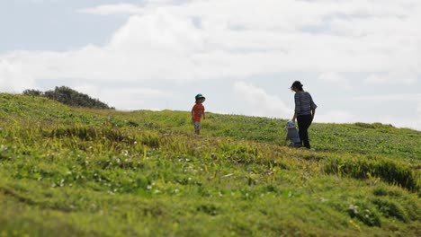 Mutter-und-Jungen-zu-Fuß-auf-dem-Rasen