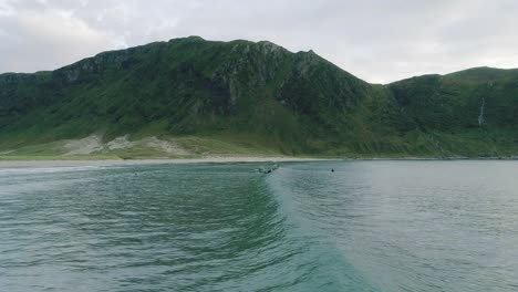 Una-vista-panorámica-de-olas-de-Surf-y-la-montaña-de-Hoddevik,-Noruega