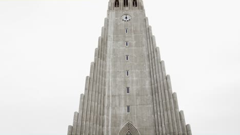 Una-vista-de-gusanos-de-la-Hallgrímskirkja