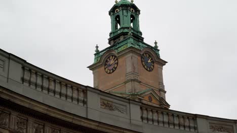 La-torre-del-reloj-del-edificio-en-Estocolmo-Suecia