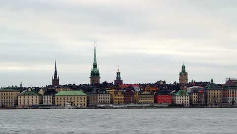 Die-Gebäude-auf-der-Seite-der-großen-See-Kanal-in-Stockholm-Schweden