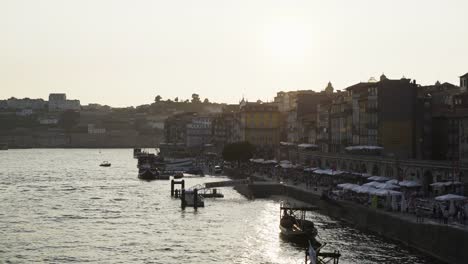 Blick-auf-die-Promenade-in-Porto-bei-Sonnenuntergang