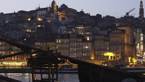 Terraplén-iluminado-en-Oporto