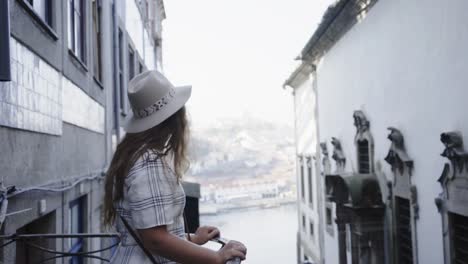 Mujer-joven-con-sombrero-caminando-en-la-calle