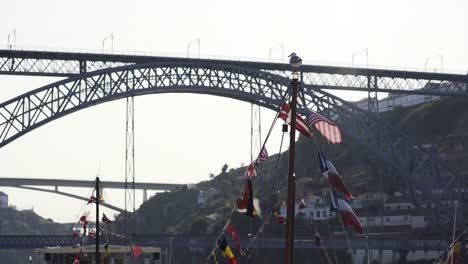 Boote-geschmückt-internationale-Flaggen-in-Porto